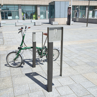 Support de vélo rectangulaire contemporain en métal robuste pour stationnement au sol, idéal pour les places publiques, les rues et les parcs