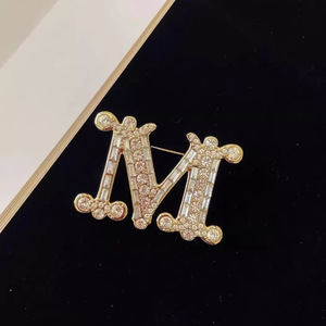 Broche de Lujo Ligero 2026 con Letras para Boda, Fiesta o Compromiso - Product Image 4