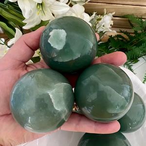 Boule d'aventurine verte naturelle en gros - Pierre sphérique polie et lisse, pierre précieuse d'aventurine pour la méditation, décoration de la maison/du bureau - Product Image 2