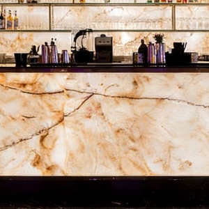 Bancone <span class=keywords><strong>Bar</strong></span> di Lusso Personalizzato in Marmo Onice Curvo Retroilluminato, Ecologico e Multifunzionale per Casa, Hotel e Club - Product Image 5