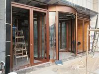 Porte d'entrée automatique pivotante pour hôtel de luxe, porte pivotante en verre à économie d'énergie à 2/3/4 ailes en option pour projet commercial