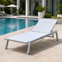Chaise longue d'extérieur élégante avec cadre argenté et dossier multi-positions en maille blanche pour piscine, patio et jardin
