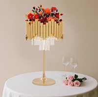 Support floral moderne en métal doré avec pendentifs en acrylique pour décoration de mariage, centres de table et présentoir floral pour table de réception