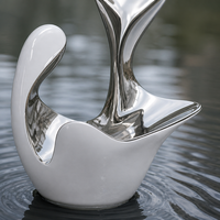 Sculpture abstraite en acier inoxydable, grande statue métallique polie miroir à courbes fluides pour l'extérieur, idéale pour les installations aquatiques modernes