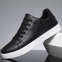 Petites chaussures blanches pour hommes, printemps, nouvelles baskets à semelle souple, mode décontractée, haute qualité, chaussures de sport à semelle épaisse pour hommes