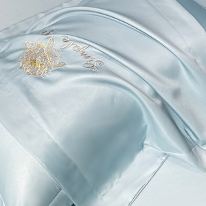 Parure de lit 4 pièces en soie glacée bleue brodée de roses dorées, collection été 2025 - Product Image 4