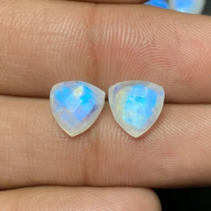 Piedra lunar natural facetada con forma de trillón AAA +, piedra preciosa cortada a cuadros de un lado para la fabricación de joyas - Product Image 3