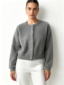 Cardigan élégant d'hiver pour femme Zeyu, avec boutons perlés, chaud et doux, coupe courte, manches longues, en tricot, fausse fourrure - Product Image 3