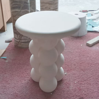 Table basse en marbre naturel avec base sphérique, table ronde en pierre artisanale sur mesure pour un espace de vie moderne