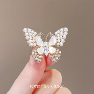 Venta al por mayor de Europa de alto grado en forma de corazón broche de diamante vestidos de mujer broches de traje - Product Image 3