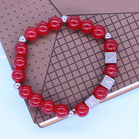 Bracelet pour Homme Rouge Chinois Élastique Perlé avec Breloques Cubiques Lettres Grecques pour Association Universitaire et Fraternité