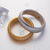 Minos perhiasan gelang baja tahan karat ular ganda, gelang perhiasan Hip Hop tanpa noda emas tiga ular untuk pria wanita
