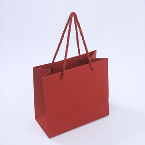 Juego de Embalaje Minorista Coordinado Personalizado, Caja de Regalo Magnética con Tapa Abatible Estilo Libro Rojo para Festivales, con Bolsa de Papel con Asa de Cuerda a Juego - Product Image 1