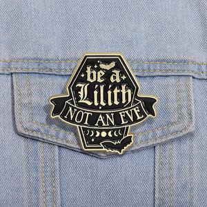 Großhandel Be a Lilith Zitat Emaille Pins Benutzer definierte Broschen Revers Abzeichen Aktentasche Rucksäcke Zubehör Schmuck Geschenk idee - Product Image 1