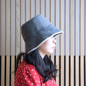 Gorro de Sauna de Lana Pura con Sello Bordado en Oro que Hace que el Calor se Sienta como un Recuerdo Lejano - Product Image 2