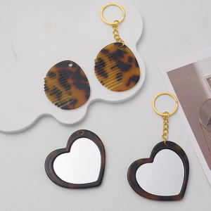 Creativo multifuncional transfronterizo espejo en forma de corazón peine llavero colgante lindos accesorios de maquillaje para el día a día - Product Image 2