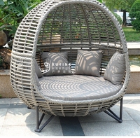 Chaise longue d'extérieur moderne en rotin PE et chaise nid d'oiseau rouge pour parc, hôtel, villa, piscine et plage