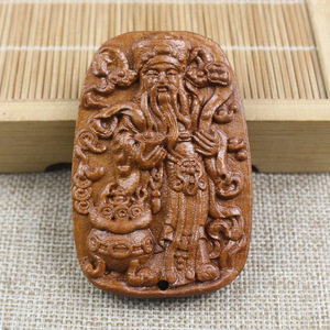 Colgante de madera de melocotón tallada de Lianlian, dios de la riqueza, 45x66x10mm, adorno en relieve de estilo chino para decoración del hogar - Product Image 1