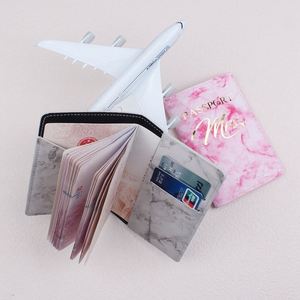 Funda de Pasaporte y Tarjetas de Viaje de Cuero PU Ligero, Impermeable y con Protección RFID, Diseño de Mármol con Estampado Dorado, para Parejas - Product Image 4