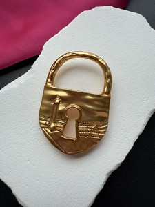 Broche con Forma de Candado Tridimensional, Chapado en Latón con Oro de 24K, con Patrón de Columna de París en Relieve en la Superficie - Product Image 3