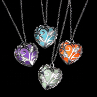 Collier pendentif magique fluorescent avec breloque coeur creux qui brille dans le noir