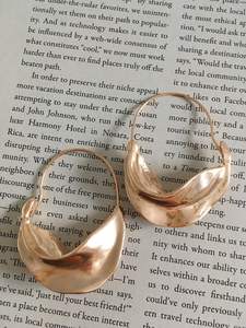 Pendientes <span class=keywords><strong>Fulani</strong></span> de oro de 18 quilates con aros grandes, pendientes minimalistas de latón y acero inoxidable - Product Image 3