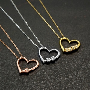 Collier personnalisé en acier inoxydable avec perle en forme de cœur gravée, durable, polyvalent, tendance, cadeau pour la fête des mères - Product Image 1