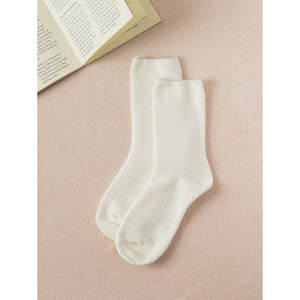 GGRN Chaussettes blanches décontractées pour la cheville, respirantes et antidérapantes, en spandex tricoté, taille unique, pour un usage quotidien. - Product Image 1