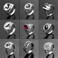 Vente en gros Hip Hop Cool Game Dark Souls Bague pour homme Mode européenne américaine Style rétro Noir Bleu Rouge Bague en pierre précieuse pour homme