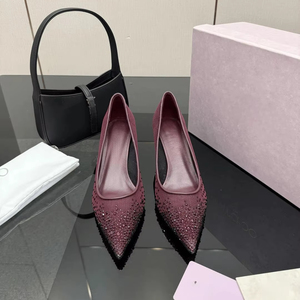 รองเท้าส้นเตี้ยหัวแหลมประดับเพชรพลอยสีแดงเบอร์กันดีสำหรับผู้หญิง ยี่ห้อ Jimmying ดีไซน์หรูหรา สวมใส่สบาย เหมาะสำหรับงานปาร์ตี้ งานแต่งงาน หรือใส่ในชีวิตประจำวัน - Product Image 1