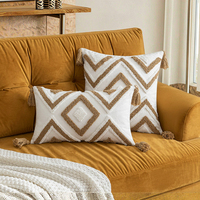 Taie d'oreiller de style bohème avec un motif géométrique tissé à franges de couleur crème et une taie d'oreiller en peluche
