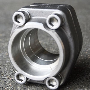 Acier inoxydable hydraulique poli, code SAE 61, 3000 psi, connexion soudée à douille, double bride plate, côté plat, ISO 6162 J518 - Product Image 1