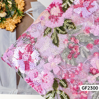 Tissu Brillant Multicolore en Maille Brodé de Fleurs et Paillettes avec Motifs Floraux Roses et Feuilles Vertes pour Robes de Soirée, Jupes et Vêtements