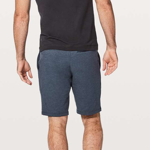 Shorts en molleton 100 % coton à ourlet brut pour homme, style décontracté, streetwear, avec logo personnalisé, longueur genou - Product Image 6