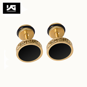 أقراط كبس معدنية كلاسيكية بنمط قوطي من Punk Rock للرجال أو النساء - Product Image 2