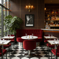 Ensemble de mobilier de restaurant sur mesure Ron Group, banquettes en velours capitonnées, table carrée ou ronde en marbre et chaises