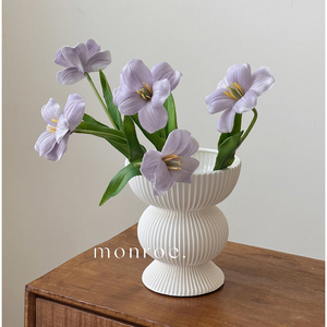 Nordique texturé forme irrégulière blanc fait à la main <span class=keywords><strong>poterie</strong></span> minimaliste moderne art nordique décor à la maison rayure <span class=keywords><strong>vase</strong></span> à fleurs <span class=keywords><strong>en</strong></span> céramique - Product Image 2