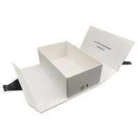 Boîte cadeau rigide en carton blanc mat sur mesure, fermeture magnétique, matériaux recyclés, papier couché, personnalisable, chaussettes en fourrure