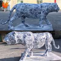 Sculpture de tigre contemporaine personnalisée en FRP, grande statue animale en fibre de verre pour hall d'hôtel/villa de luxe