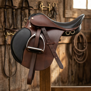 Sillín de Carreras Hecho a Mano de Cuero Pulido BS International NA295 Estilo Inglés con Cabresto de Bambú y Madera Sostenible para Caballo - Product Image 1