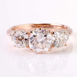 Personalizar 2 quilates antiguo cojín de la mina corte Centro moissanite 3 piedra anillo de bodas en 10K oro rosa - Product Image 3