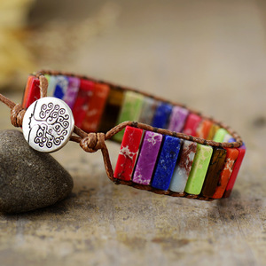 Bracelet en cuir avec pierres synthétiques colorées, serti en clos, style mode, de la collection Imperial Stone Jewelry - Product Image 3