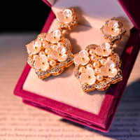 Parure de bijoux tendance en cuivre avec boucles d'oreilles clous et collier en forme de fleur de coquillage blanc de luxe pour femme, accessoires cadeaux au style raffiné