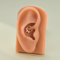 Anneau de piercing en titane ASTM F136 pour septum, nez, oreille, daith, hélix, conch, clicker, segment, avec pendentif cœur en zircon cubique et chaîne, fabrication usine