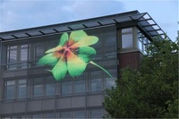 P15.625 Pantalla de medios LED para exteriores de malla grande Llamativo efecto 3D Pantalla de video de película HD en la pared del edificio