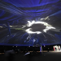 360 °   Solution de cinéma Fulldome : projecteur de planétarium immersif pour divertissements thématiques