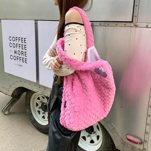 Kore INS tarzı özel Y2K kız kabarık omuzdan askili çanta sevimli aşk kalp desen tüylü yelek alışveriş çantası nakış dekorasyon ile - Product Image 4