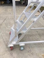 Plateforme d'accès mobile en aluminium sur mesure pour entrepôt, avec escaliers, garde-corps de sécurité et roulettes verrouillables