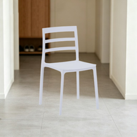 Chaise de restaurant en plastique au design moderne pour la maison, le bar, l'hôpital, le café, l'hôtel, l'extérieur, la salle à manger, l'école, la ferme, le hall, les meubles