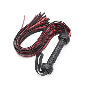 Offre Spéciale fouet de fouet bdsm à pompon en cuir noir et rouge pour hommes et femmes - Product Image 1